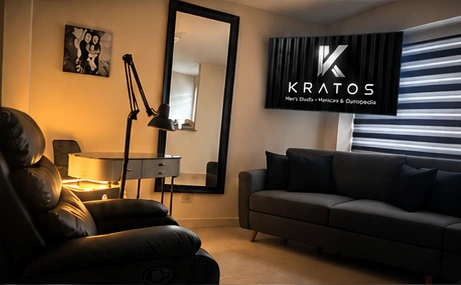 Estudio KRATOS: sillón negro, espejo, estación de trabajo y sofá